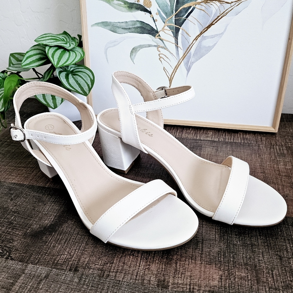 Elegant White Sandals With Chunky Heels Formal Casual Wear SZ 7.5